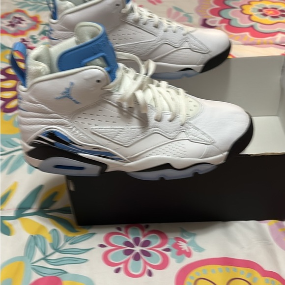 Jordan MVP White and Blue Sneakers - Picture 2 of 7